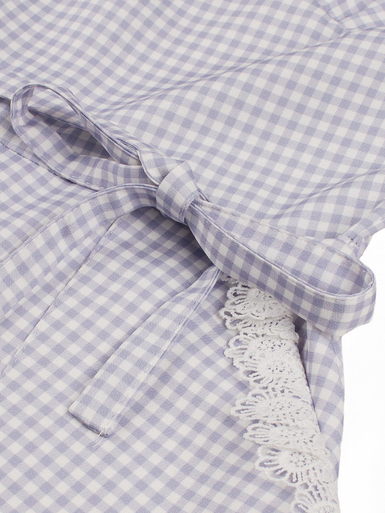Tailliertes lavendelfarbenes 50er Ginghamkleid mit Spitze und Taschen