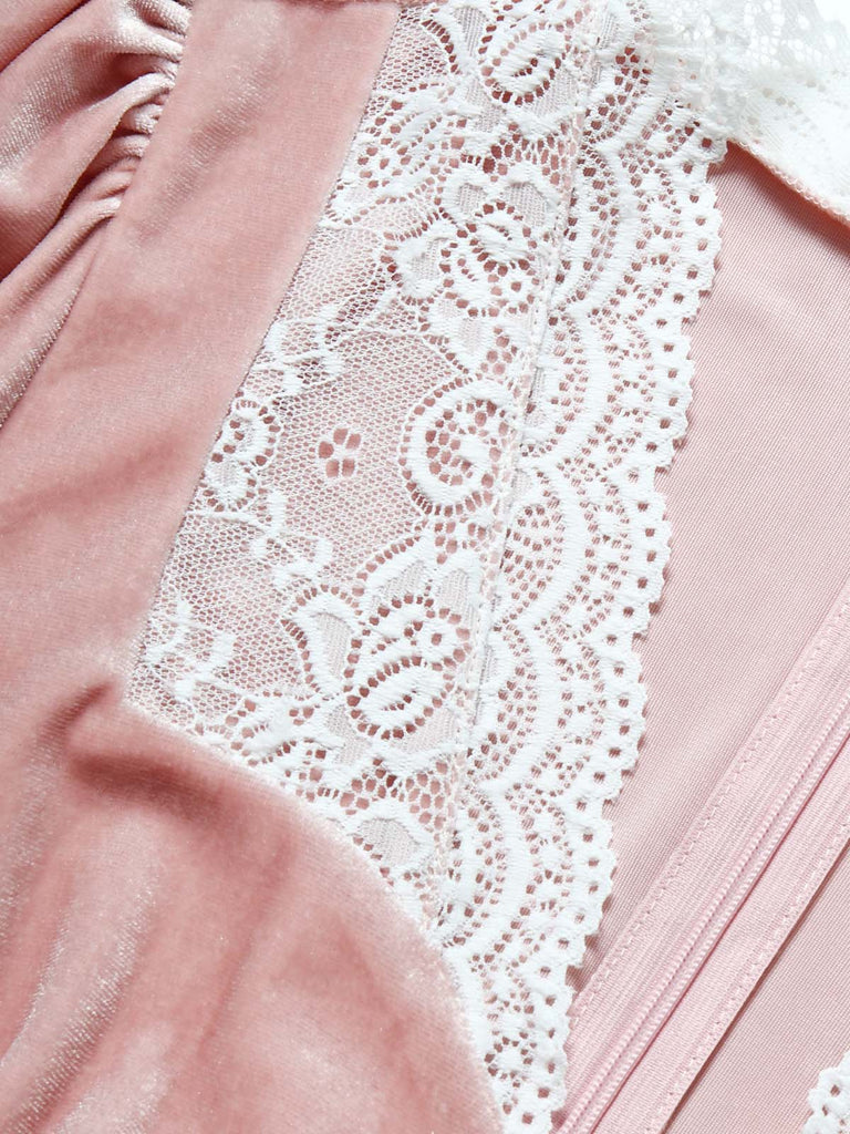 Rosa 30er Samtkleid mit Spitzenkragen und Langarm