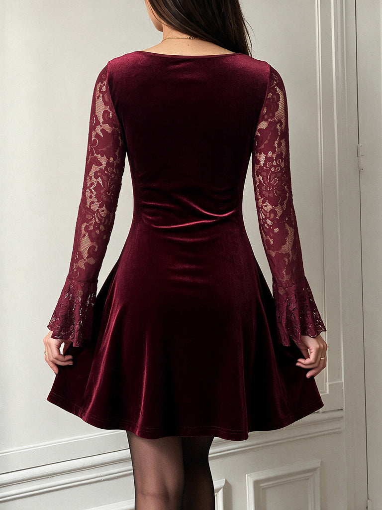 Weinrotes 60er Samt-Minikleid mit Spitzen-Glockenärmeln