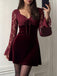 Weinrotes 60er Samt-Minikleid mit Spitzen-Glockenärmeln