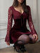 Weinrotes 60er Samt-Minikleid mit Spitzen-Glockenärmeln