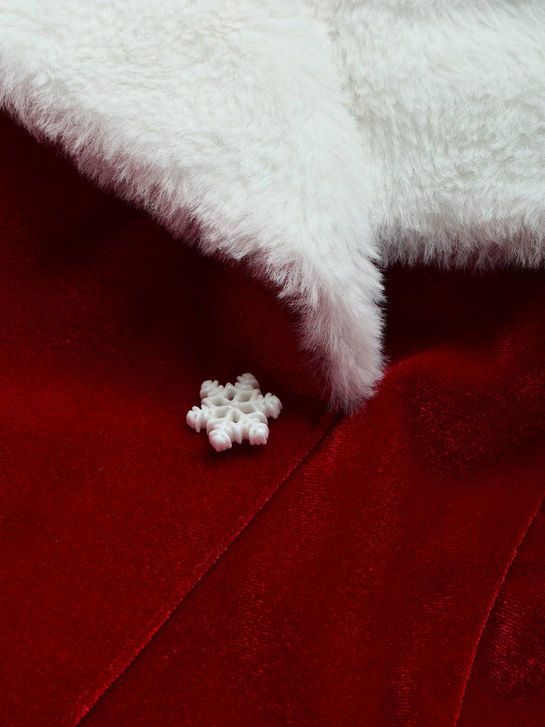 Schulterfreies 50er Weihnachts-Samttop mit Flauschbesatz und Schneeflockenknöpfen