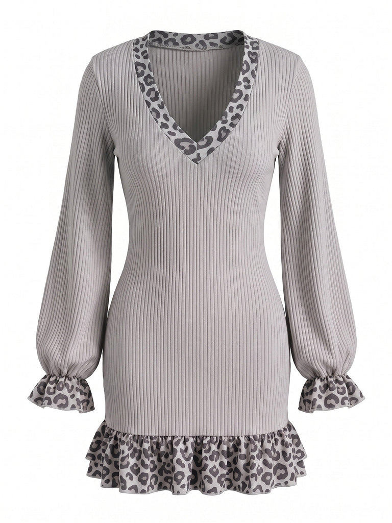 60er Rippstrickkleid mit Leopardenbesatz und Ballonärmeln
