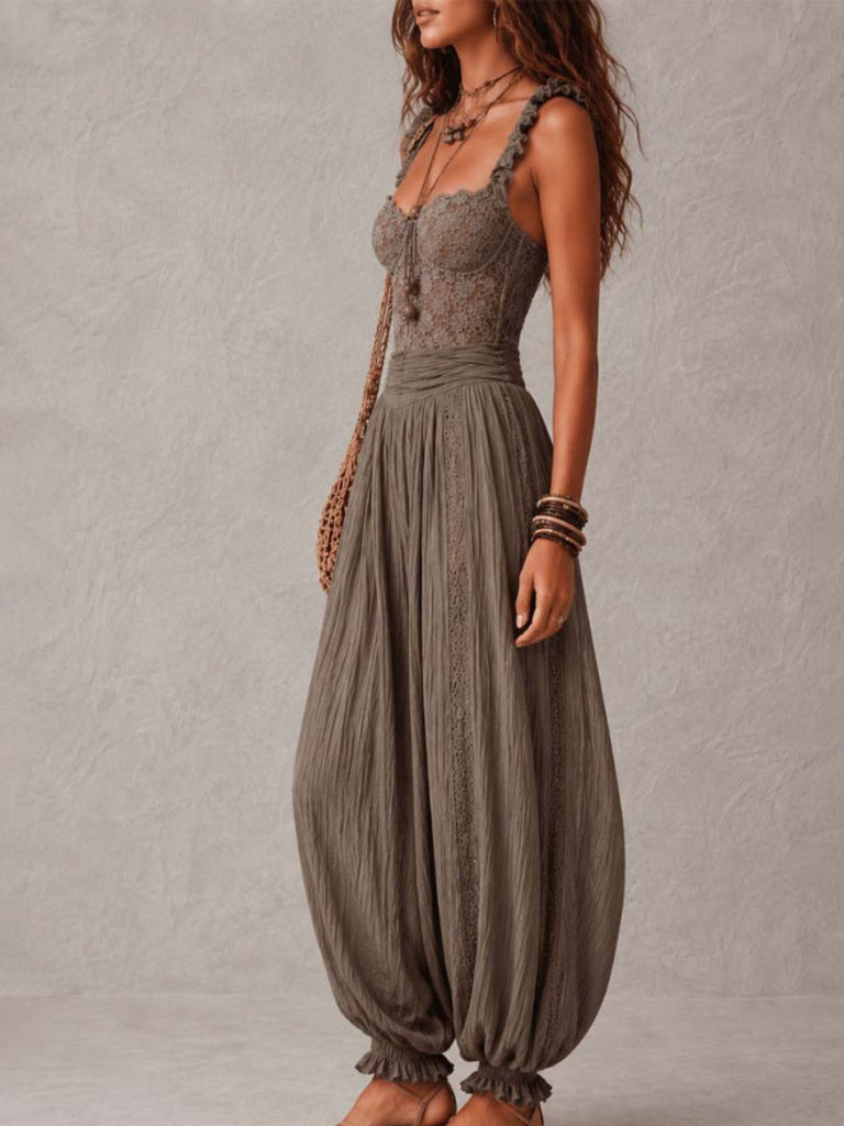 40er Harem-Jumpsuit mit Spitzeneinsätzen und Rüschenträgern