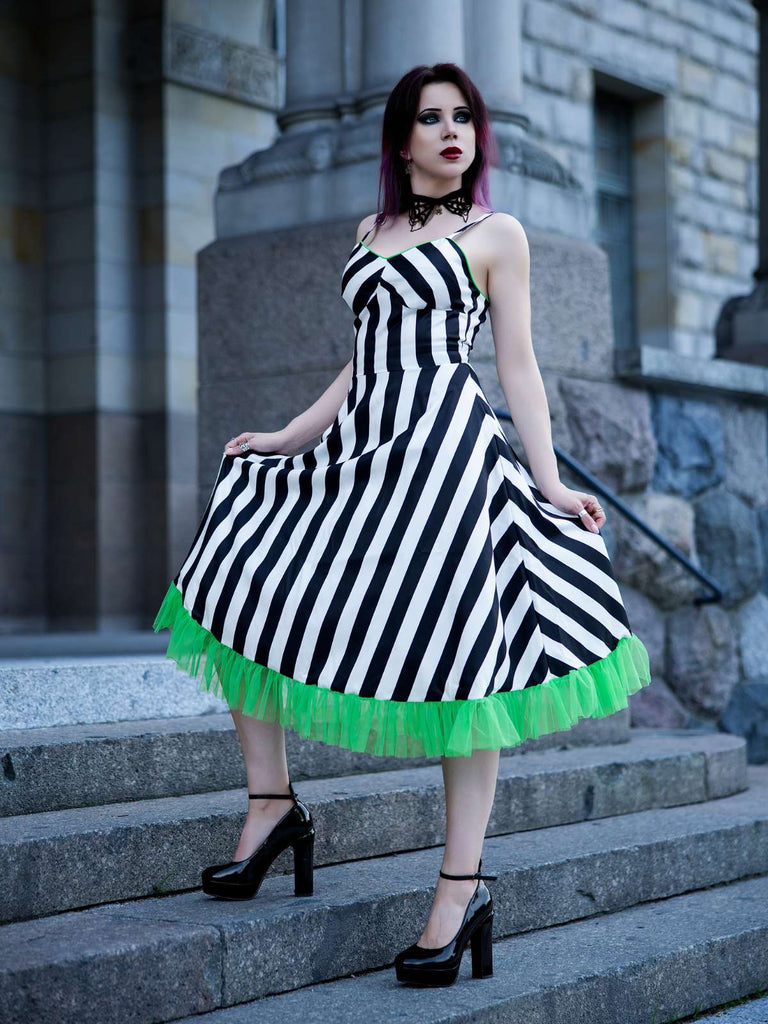 [Vorverkauf] Schwarzes 50er Halloween-Swingkleid mit Kürbis-Print und Tüllsaum