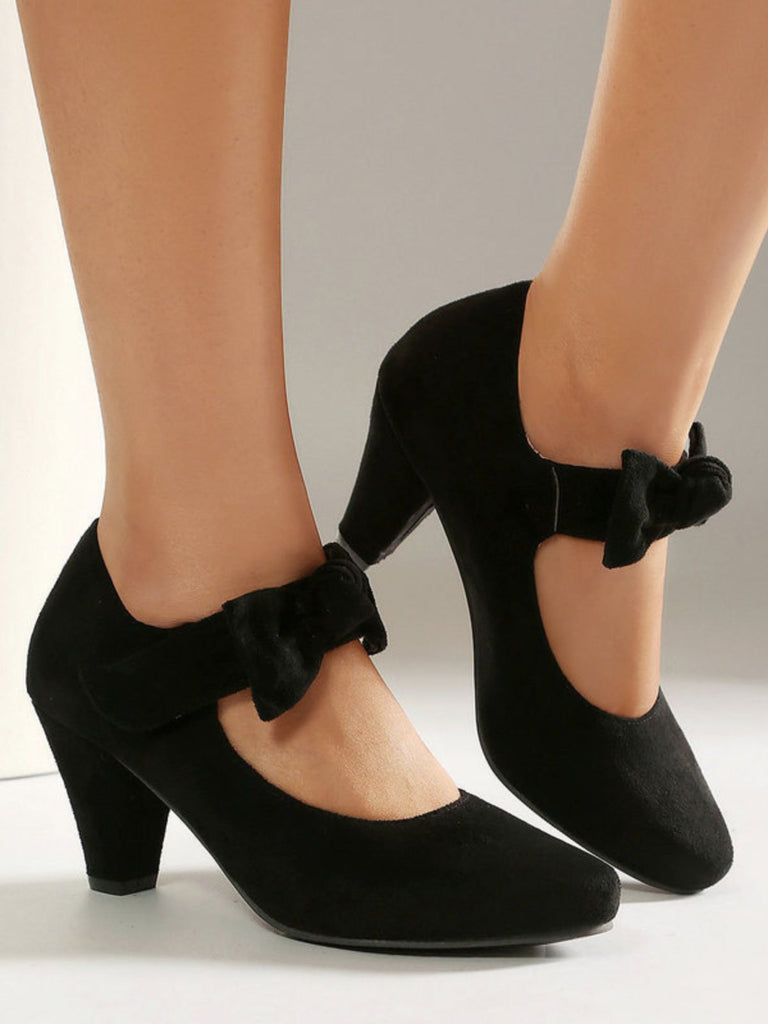 Pumps mit Schleife und Blockabsatz