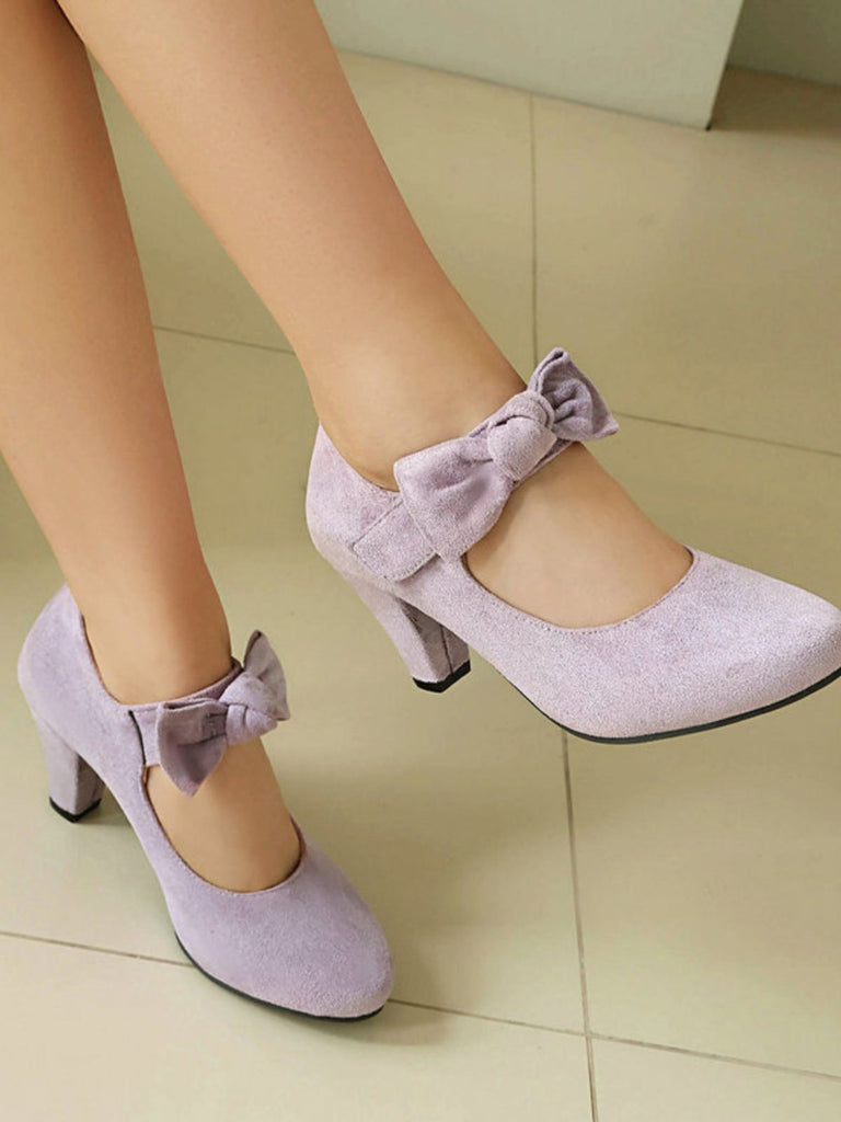 Pumps mit Schleife und Blockabsatz