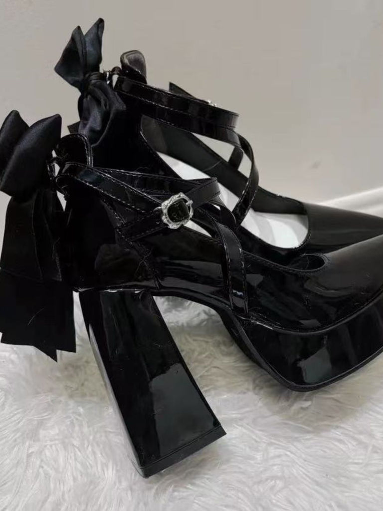Schwarze spitze Mary-Jane-Schuhe mit gekreuzten Knöchelriemen