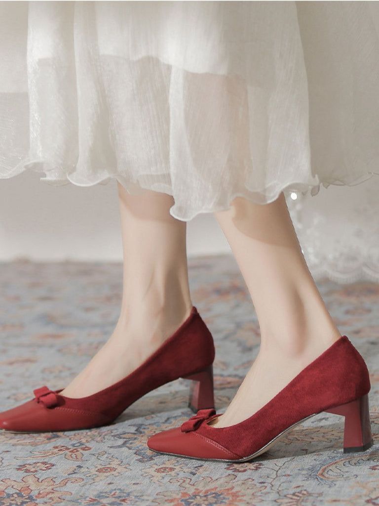 Burgunderrote Wildleder-Pumps mit Schleife und Blockabsatz