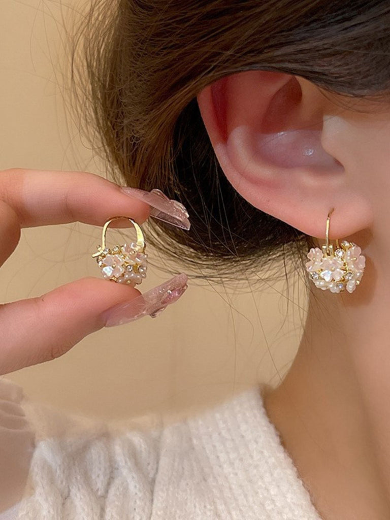 Weiße Vintage Ohrringe mit Blumen und Kristall