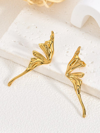 Goldene Ohrstecker mit Flügeln und geometrischem Design