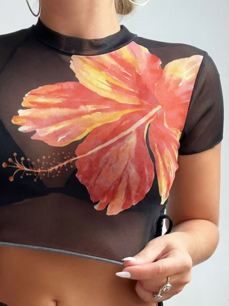3-teiliges Set aus schwarzem, durchsichtigem Crop-Top und Bikini im Stil der 1940er Jahre mit tropischem Blumenmuster.