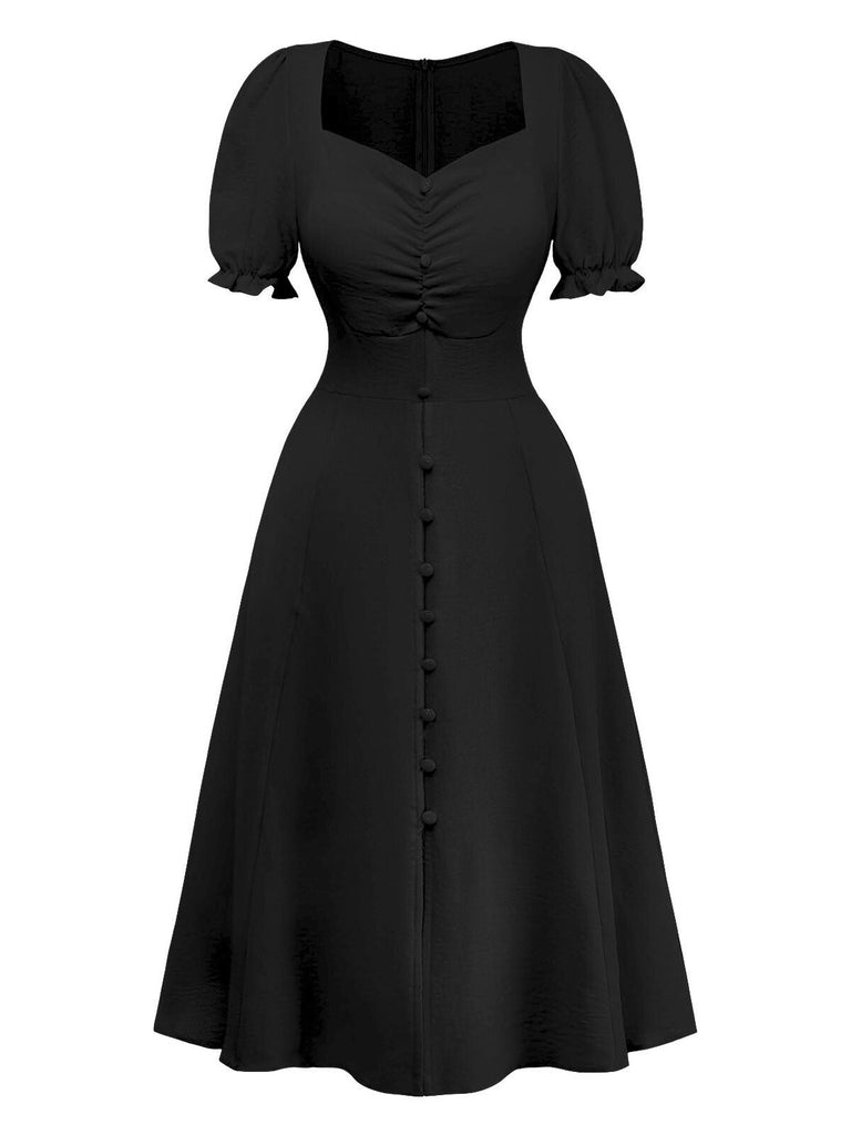 Schwarzes Kleid mit Puffärmeln auf weißem Hintergrund