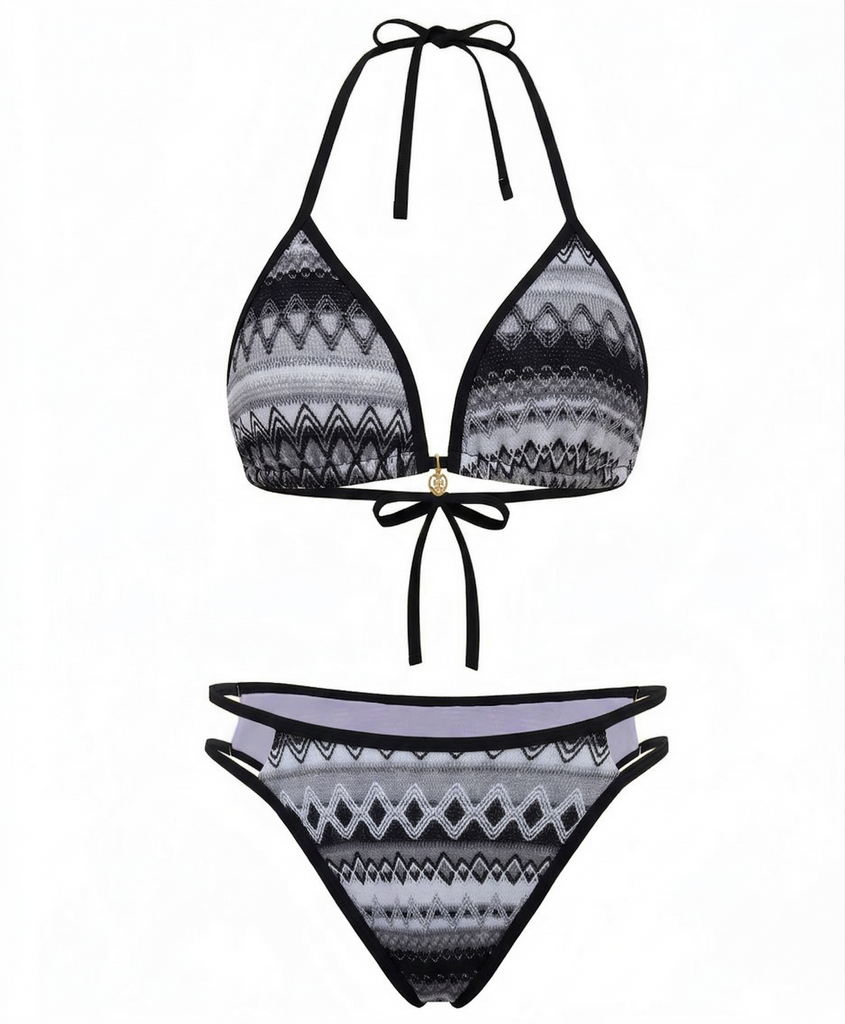 Strahlendes Bikini-Set im Bohème-Stil der 1970er Jahre mit geometrischem Strickmuster und schmeichelhaftem Neckholder-Ausschnitt, perfekt für einen Strandurlaub im Retro-Stil oder einen sommerlichen Pool-Look.