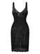 Schwarzes Paillettenkleid auf weißem Hintergrund