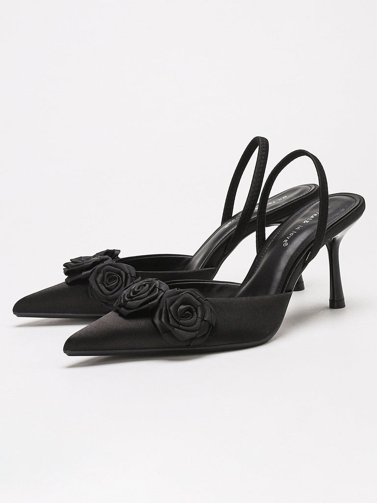 Elegante Vintage-Pumps mit 3D-Rosenapplikation und spitzer Zehenpartie. Eine romantische Wahl für Hochzeiten oder festliche Abendveranstaltungen.