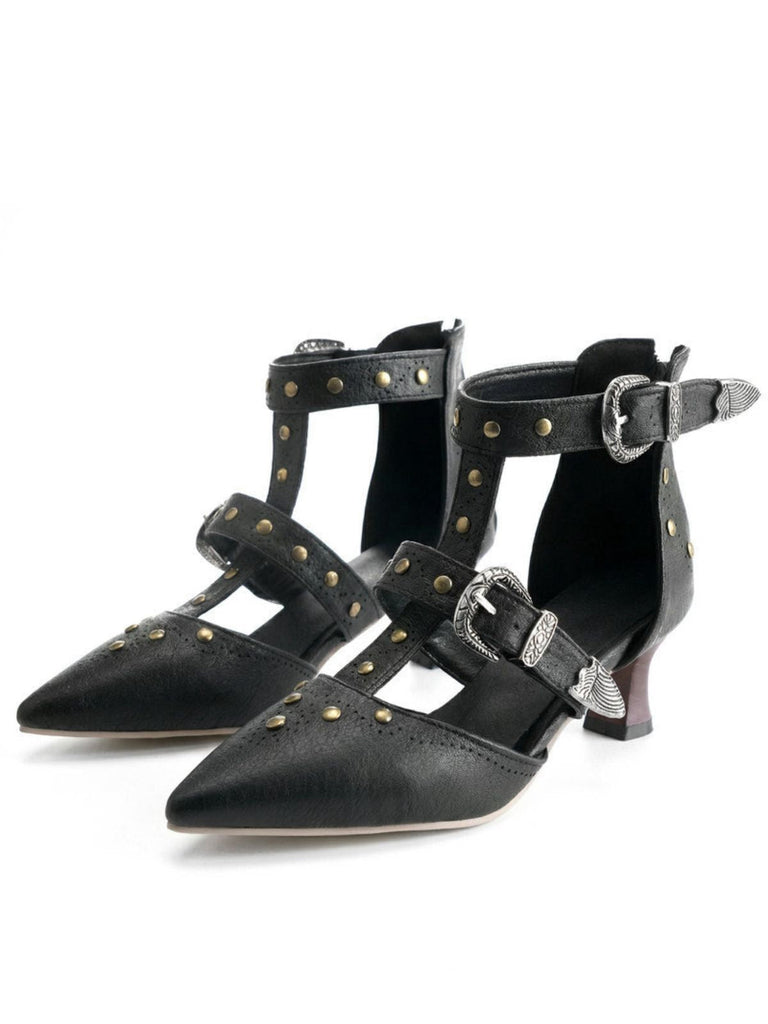 Stilvolle, von Vintage inspirierte Sandalen aus Kunstleder mit spitzer Zehenpartie und Nietenverzierungen, perfekt fürs Büro und lässig-elegante Outfits.
