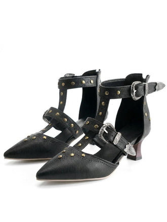 Stilvolle, von Vintage inspirierte Sandalen aus Kunstleder mit spitzer Zehenpartie und Nietenverzierungen, perfekt fürs Büro und lässig-elegante Outfits.