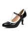 Schwarzer Lackleder-High-Heel-Schuh mit weißer Innensohle auf weißem Hintergrund