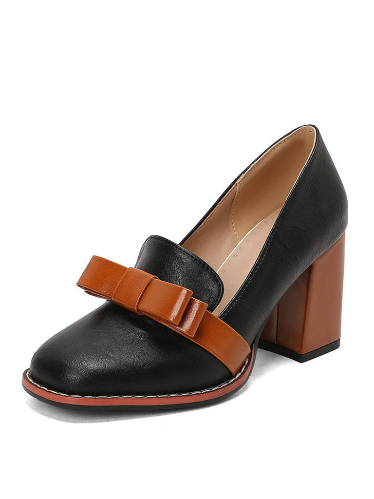 Schwarzer Schuh mit braunem Riemen auf weißem Hintergrund
