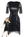 Ein umwerfendes schwarzes Paillettenkleid im Flapper-Stil mit Fransen an Ärmeln und Saum, inspiriert von der Mode des Großen Gatsby der 1920er Jahre.