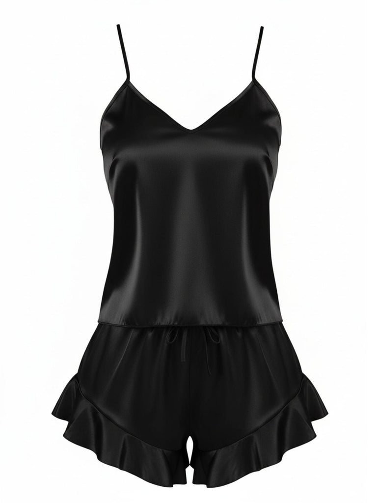 Das zweiteilige Set aus seidigem Satin-Top und Shorts ist in klassischem Schwarz mit femininen Rüschendetails abgebildet.