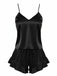 Das zweiteilige Set aus seidigem Satin-Top und Shorts ist in klassischem Schwarz mit femininen Rüschendetails abgebildet.