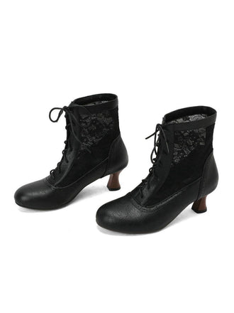 Ein Paar schwarze Schnürstiefel mit weißem Hintergrund
