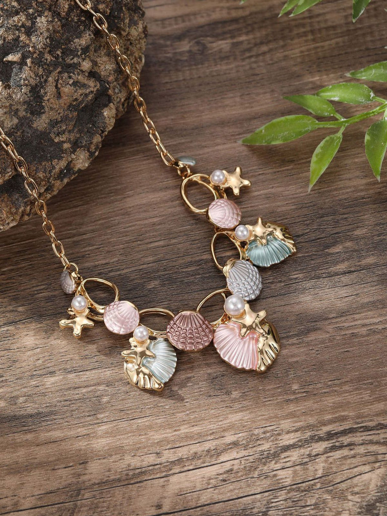 Halskette mit Muschel- und Seesternanhängern auf Holzoberfläche