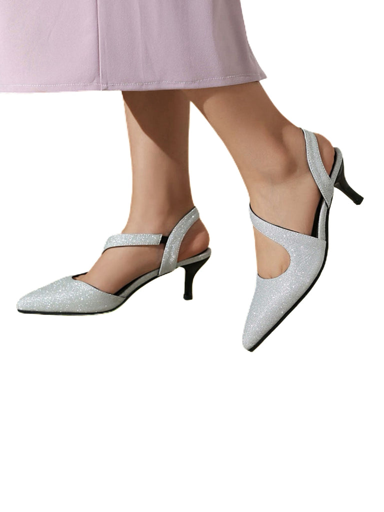Silberne Glitzer-High Heels, getragen mit einem hellvioletten Rock vor weißem Hintergrund