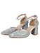 Silberne Glitzer-High Heels auf weißem Hintergrund