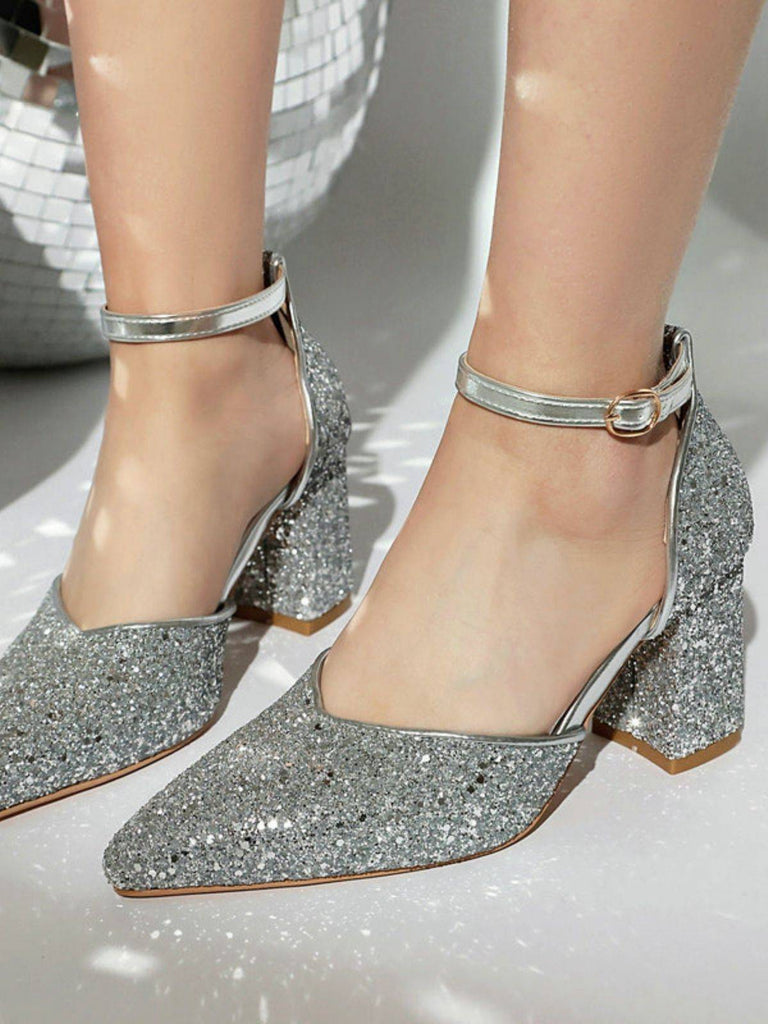 Silberne Glitzer-High Heels auf neutralem Hintergrund