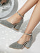Silberne Glitzer-High Heels vor hellem Hintergrund