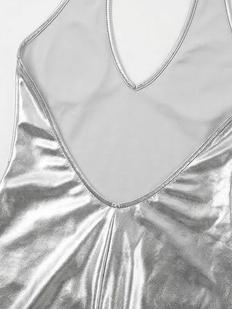 Nahaufnahme eines silberfarbenen Metallic-Jumpsuits mit tiefem Ausschnitt.