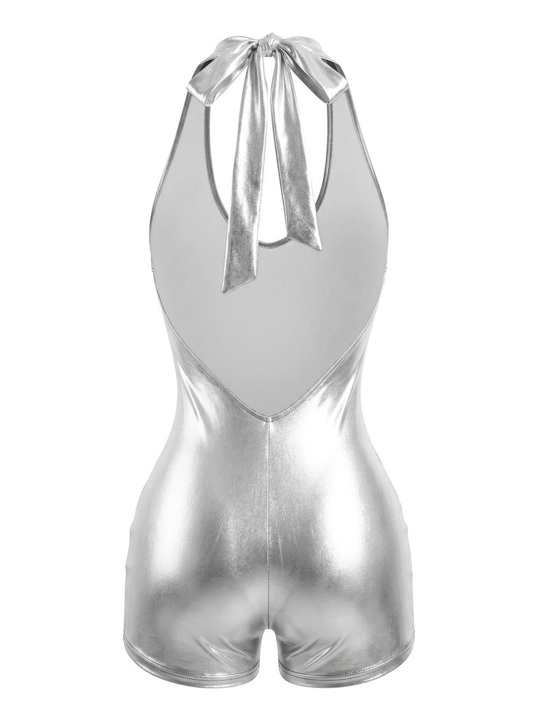 Silberner Metallic-Jumpsuit mit Neckholder-Design auf weißem Hintergrund