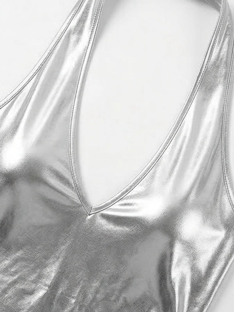 Nahaufnahme eines silbermetallicfarbenen Jumpsuits mit tiefem Ausschnitt.