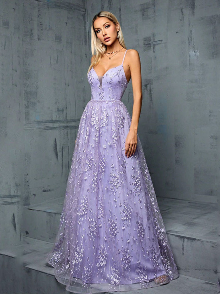 Spaghettiträgerkleid, Seitenansicht, betont die feminine Silhouette – perfekt für Verabredungen und lässige Eleganz.