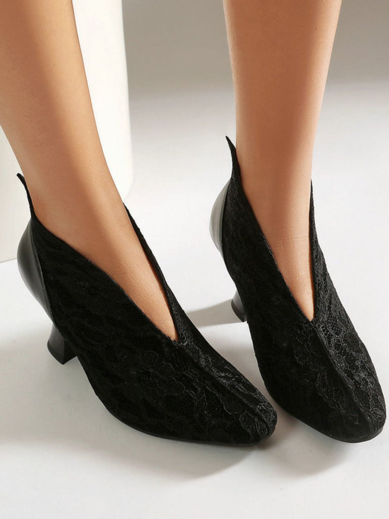 Pumps mit Spitze und Kittenabsatz