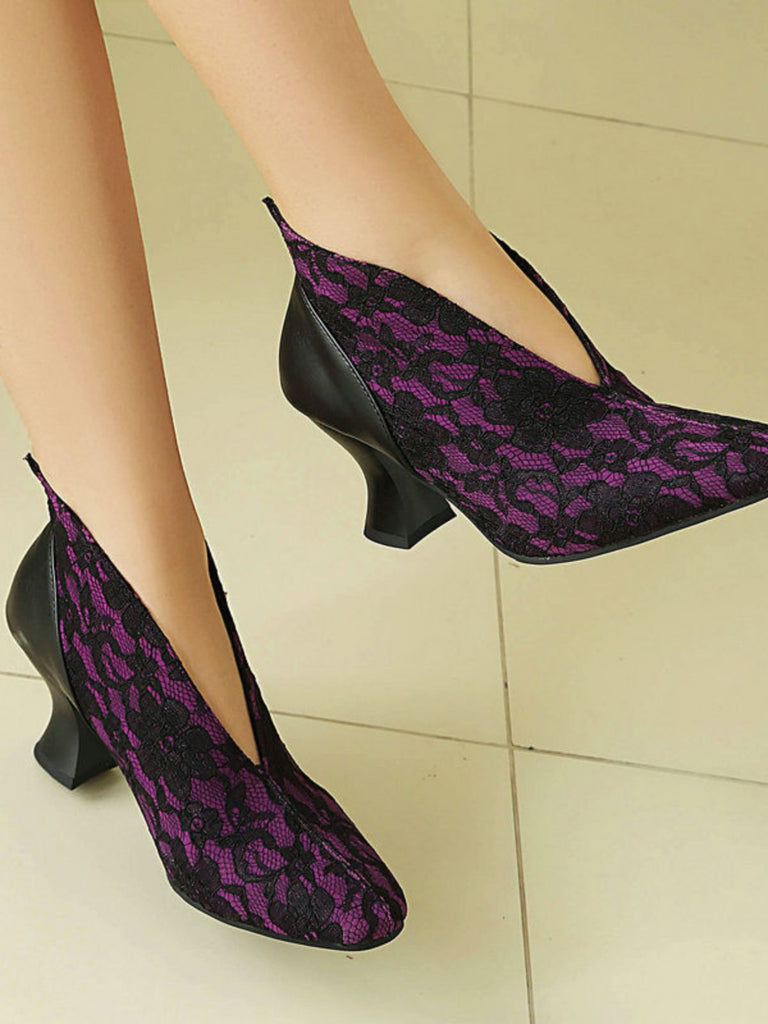 Pumps mit Spitze und Kittenabsatz