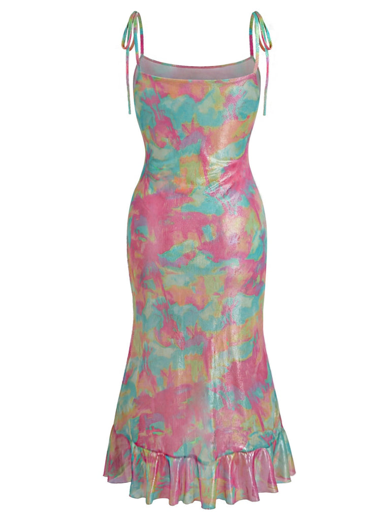 Mehrfarbiges Batik-Kleid mit Rüschensaum auf weißem Hintergrund