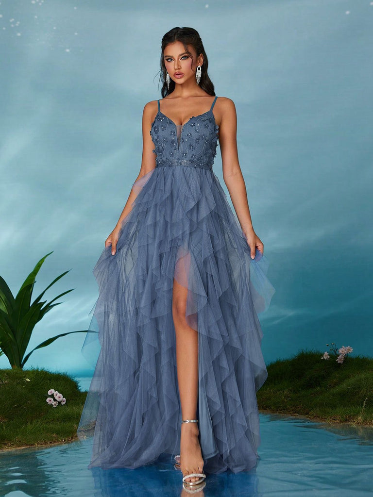 Glamouröses, gestuftes Abendkleid im Stil der 1930er Jahre, mit zarten Applikationen, funkelndem Tüllstoff und hohem Beinschlitz – perfekt für Abschlussball und festliche Anlässe.