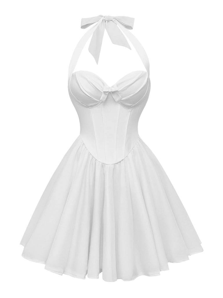 Weißes Neckholderkleid mit Schleifendetail auf weißem Hintergrund