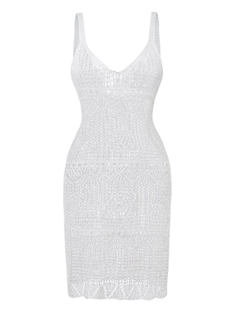 Weißes, strukturiertes Kleid auf weißem Hintergrund