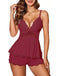 Elegantes bordeauxrotes Loungewear-Set mit transparentem Spitzeneinsatz am Dekolleté, verstellbaren Trägern und fließenden Shorts.