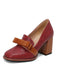 Roter Schuh mit brauner Schleife und braunem Absatz auf weißem Hintergrund
