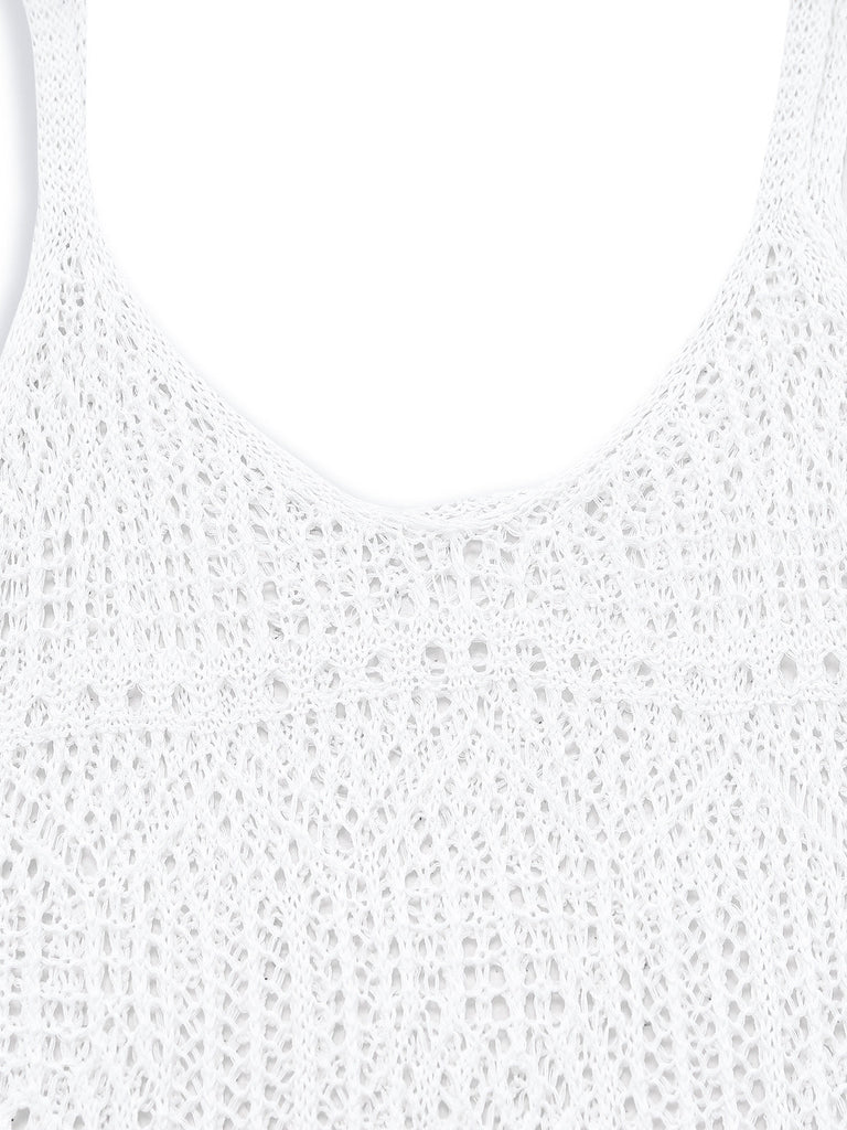 Nahaufnahme eines weißen Tanktops mit dezentem Muster auf weißem Hintergrund