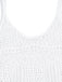 Nahaufnahme eines weißen Tanktops mit dezentem Muster auf weißem Hintergrund
