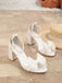 Weiße Sandalen mit Schleife und Blockabsatz