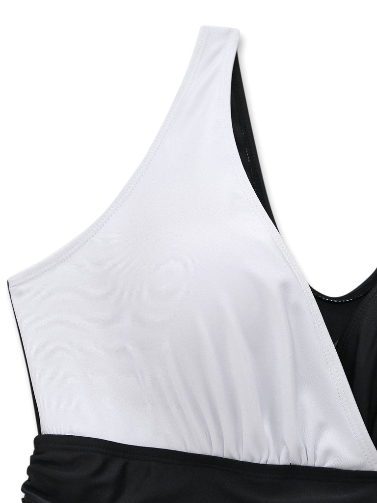 Detailaufnahme des Stoffes eines weißen, gerüschten Badeanzugs, die die hochwertige Materialstruktur und -qualität zeigt.