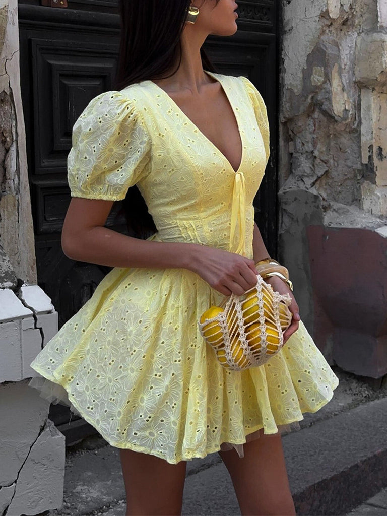 Gelbes 60er Baumwoll-Minikleid mit Puffärmel und V-Ausschnitt